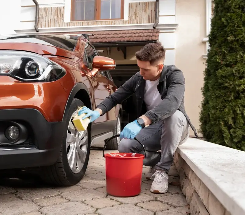 Lavage auto à domicile Rives-du-Fougerais : professionnel intervenant sur un véhicule